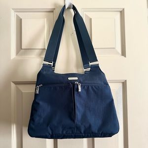 Baggallini purse with wristlet